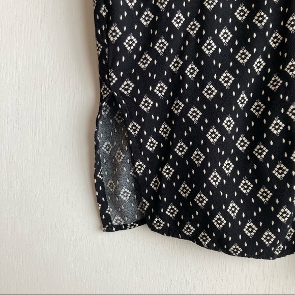 Universal Thread Women’s Top Sleeveless Black w/white print top blouse - Picture 8 of 8